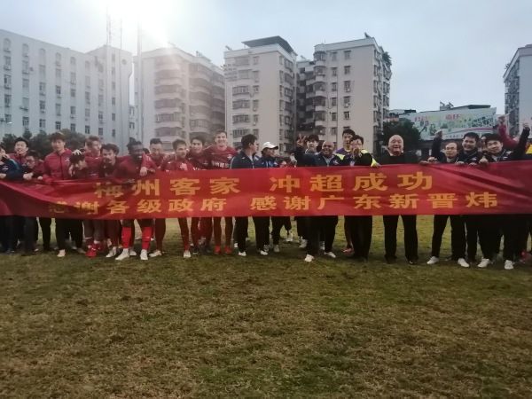 1979年，昆仑山产生神秘生物骸骨，由胡八一（赵又廷 饰）带领的探险队深切昆仑山腹地，寻觅有关古生物遗址的更多奥秘，却不意在这个进程中遭到分歧神秘生物的轮流进犯，并不测坠进九层妖塔，除胡八一外，一行人存亡成谜。                                  胡八一退伍后回到北京，重逢了发小王凯旋（冯粒 饰），并在神秘人（李晨 饰）与科考队（凤小岳、唐嫣、李光洁 饰）两股气力的夹缝中从头踏上了探访未知文明的征